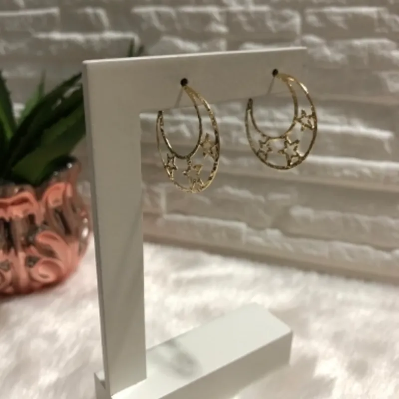 Brinco Meia Lua com Estrelas Banhado a Ouro 18k