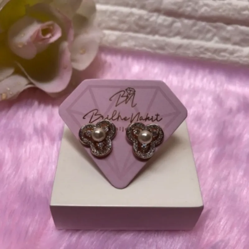 Brinco Pérola com Três Pontos de Cristais Cravejado Banhado a Ouro 18k