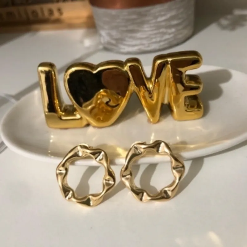 Brinco Redondo Ondulado G Banhado a Ouro 18k