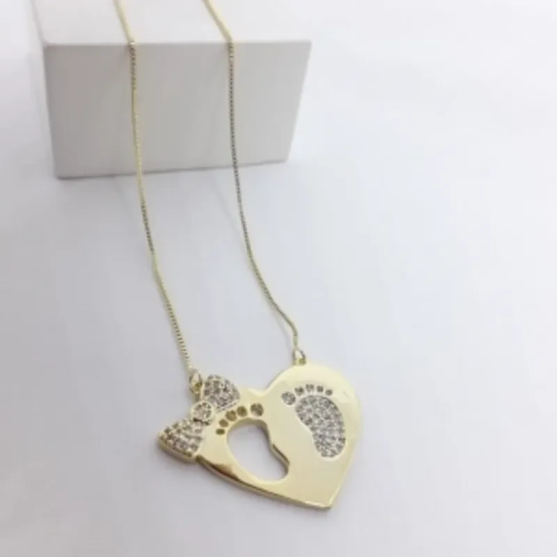 Colar Filhos Coração com Pezinho e Laço Cravejado em Microzircônia 50cm Banhado a Ouro 18k