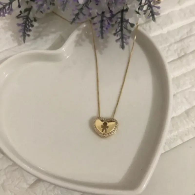 Colar com Pingente Coração Liso com as Bordas Cravejadas em Zircônias Menino Vazado 45cm Banhado em Ouro 18k