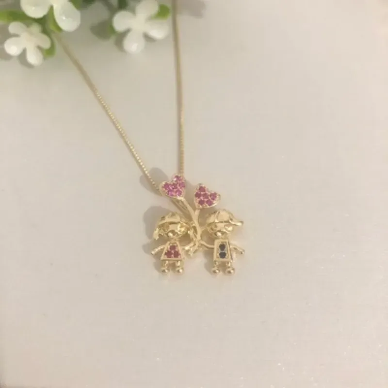 Colar Filhos Casal Segurando Balão 45cm + 5cm Banhado a Ouro 18k