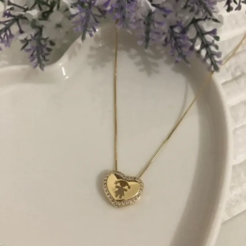 Colar com Pingente Coração Liso com as Bordas Cravejadas em Zircônias Menina Vazada 45cm Banhado em Ouro 18k
