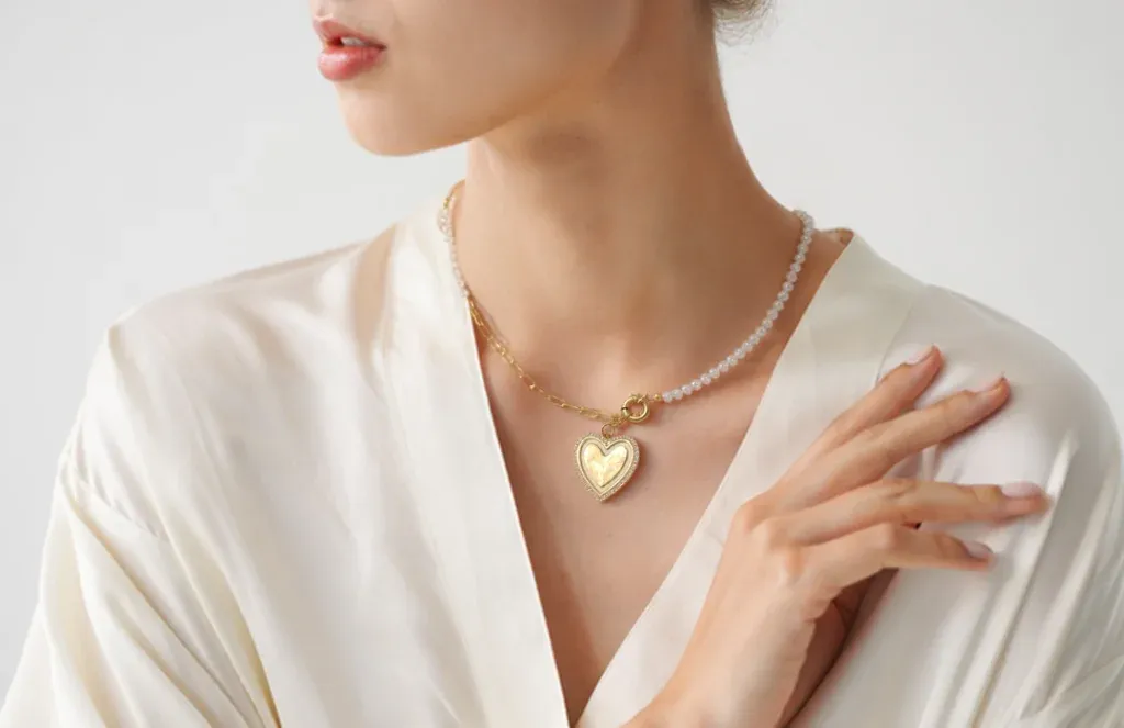 Colar 45+5cm  Coração Esmaltado Creme Trabalhado com Microzircônias Banhado a Ouro 18k