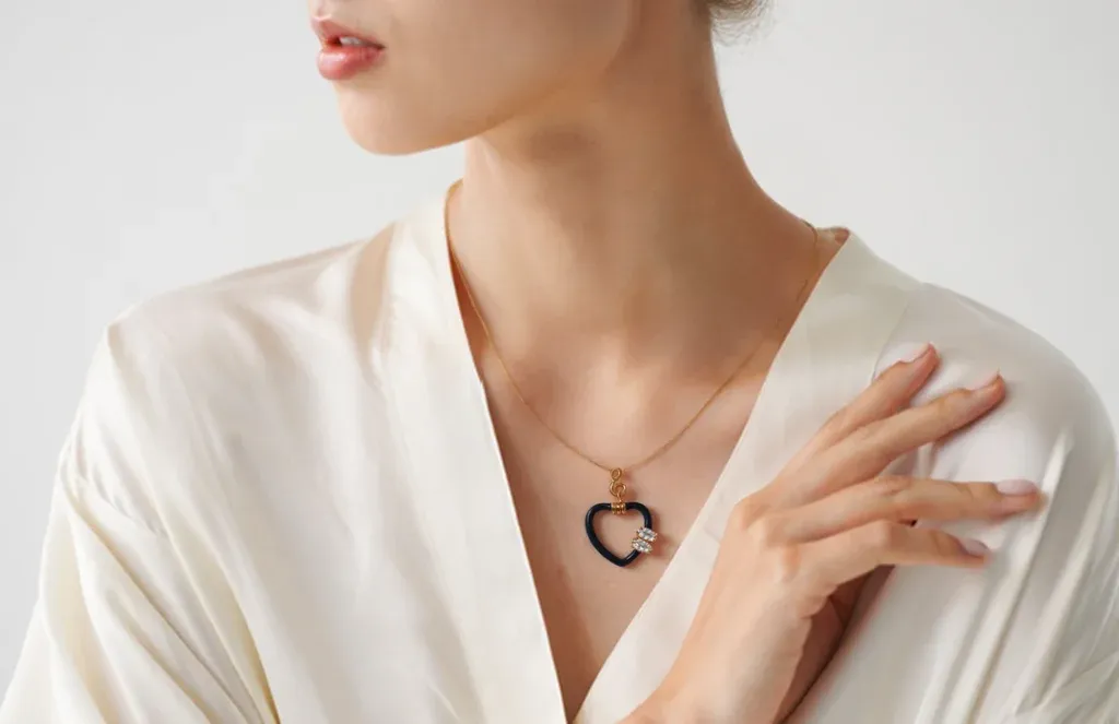 Colar 45+5cm Coração Esmaltado Preto com 2 Pedras Zircônia Banhado a Ouro 18k