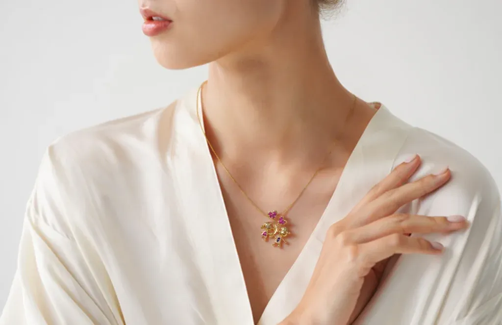 Colar Filhos Casal Segurando Balão 45cm + 5cm Banhado a Ouro 18k