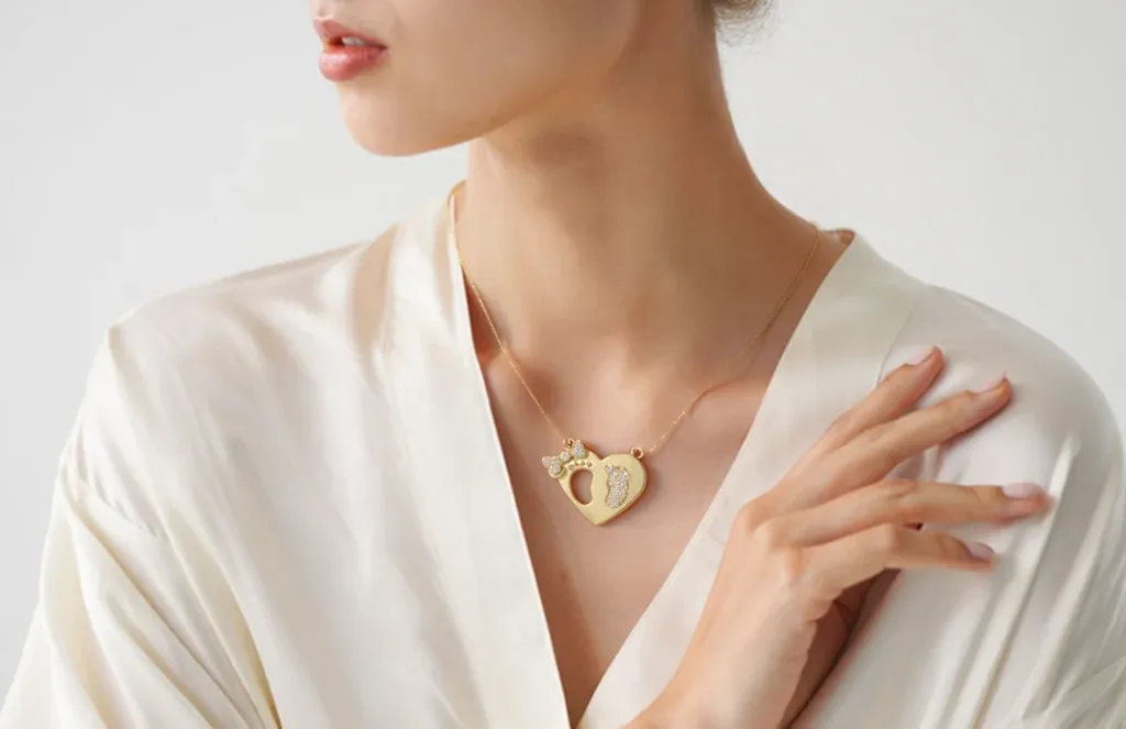 Colar Filhos Coração com Pezinho e Laço Cravejado em Microzircônia 50cm Banhado a Ouro 18k