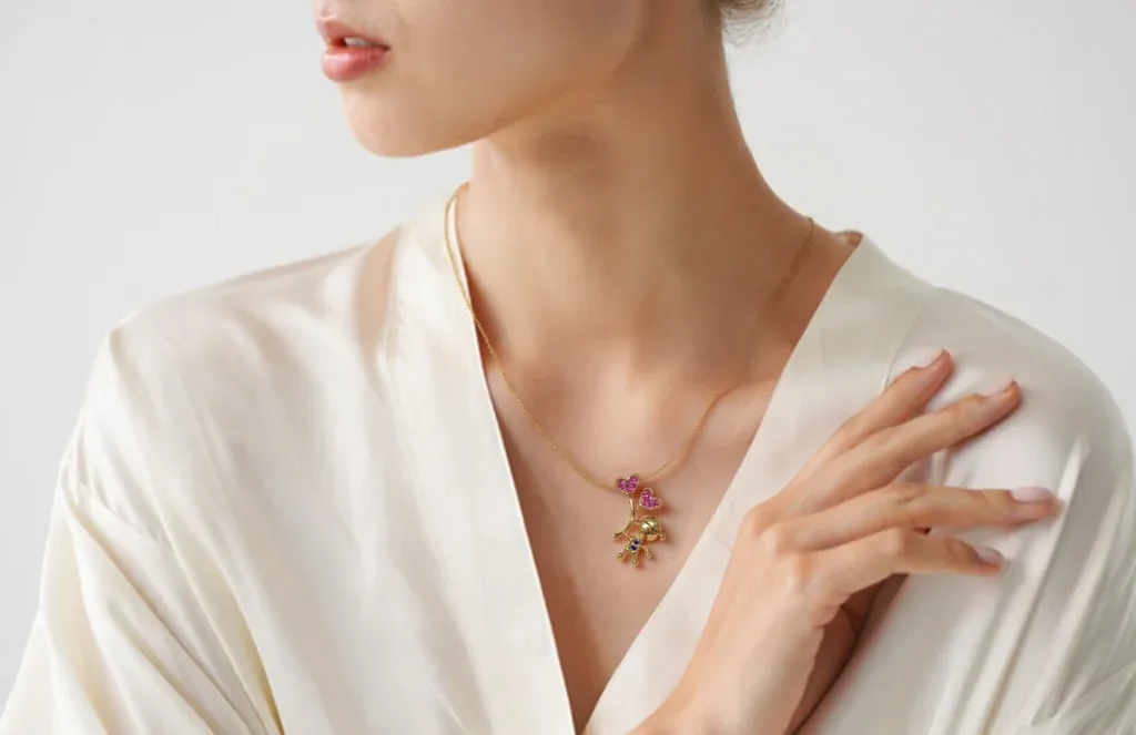 Colar Menino Segurando Balão 45cm Banhado a Ouro 18k