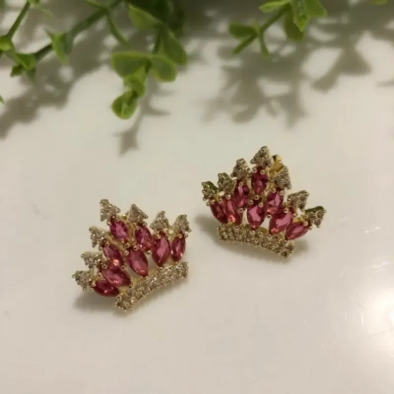 Brinco Dourado Coroa com Navete Rubi Cravejado em Zircônia