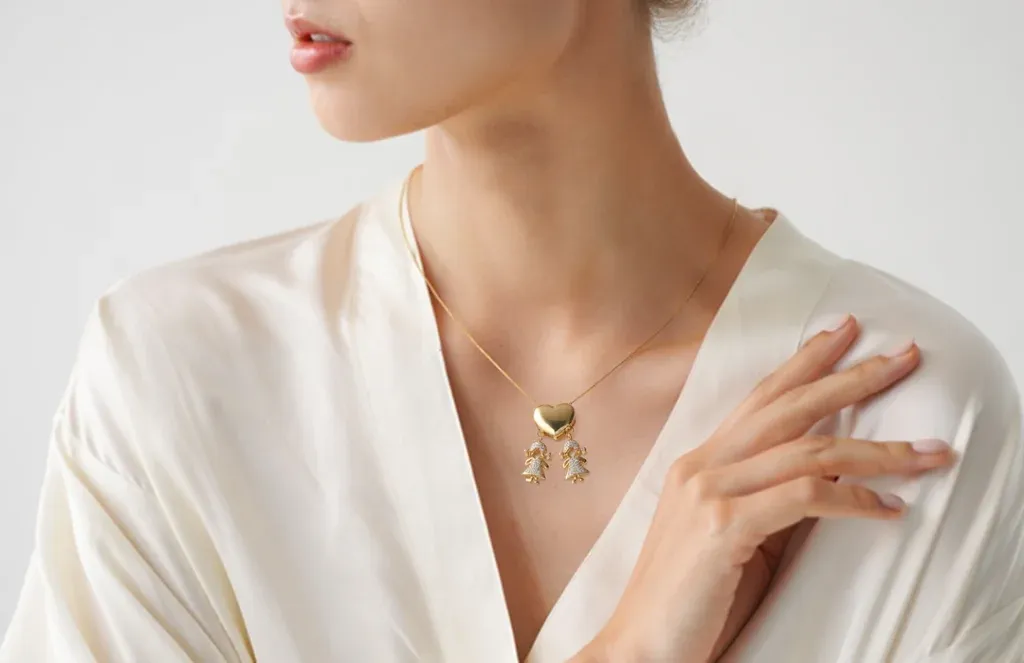 Colar Com Pingente De Filho Coração Liso com Duas Meninas Microzircônias 45cm + 5cm Extensor Banhado a Ouro 18k