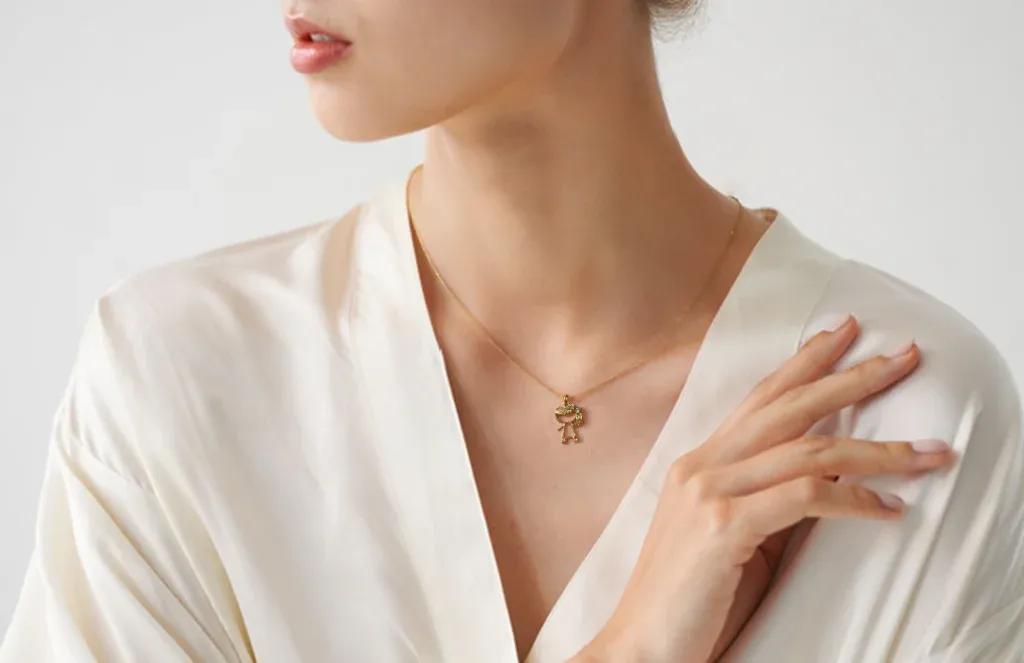 Colar com Pingente Menina com Laço Cravejado 45cm Banhado a Ouro 18k