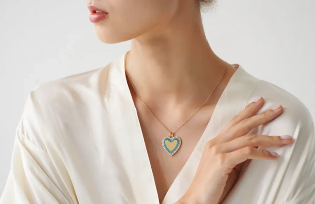 Colar Coração Esmaltado Azul Celeste e Microzircônias 45cm Banhado a Ouro 18k