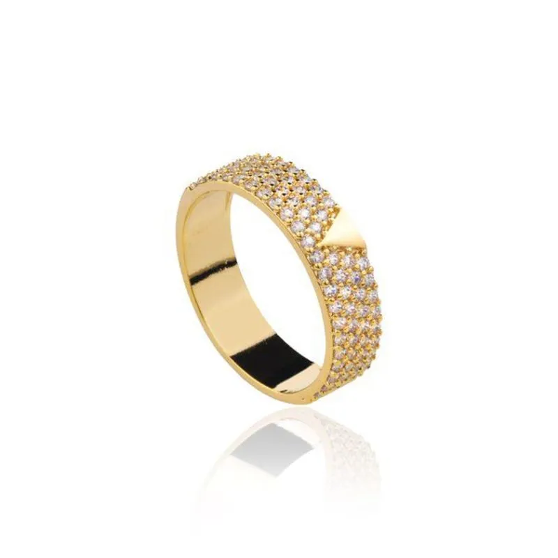 Anel Cravejado em Microzircônias e com Detalhe Triângulo Banhado a Ouro 18k