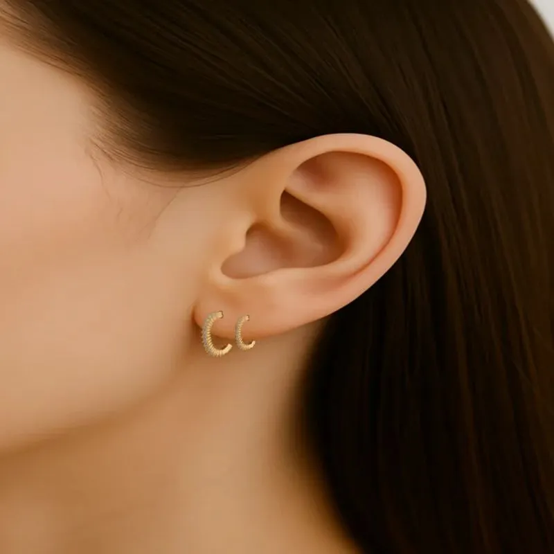 Brinco Duplo Meia Argolinha Cravejada em Zircônias Banhada a Ouro 18k