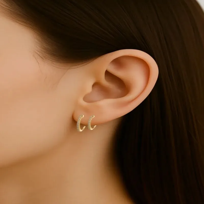 Brinco Duplo Meia Argolinha Oval Cravejada em Zircônias Banhada a Ouro 18k