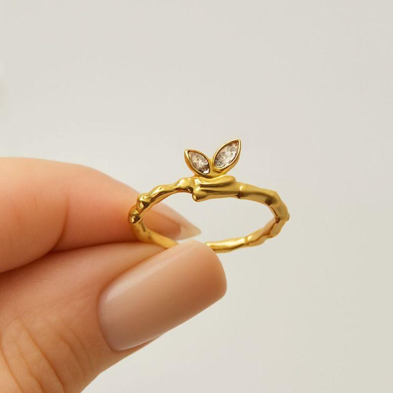 Anel Aro Bambu com Borboleta Cravejada Banhada a Ouro 18k