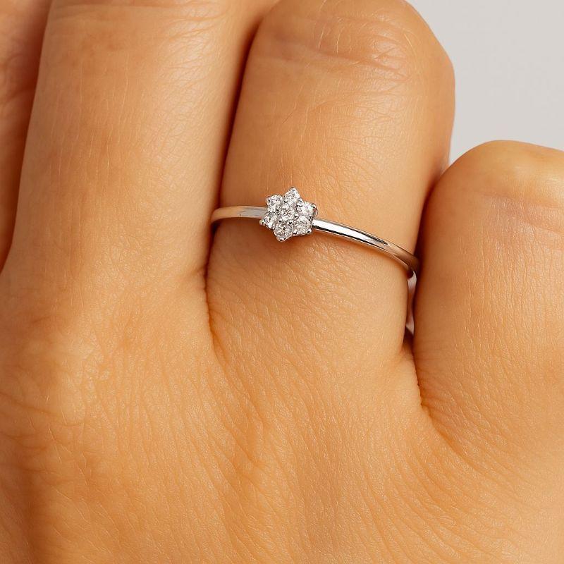 Anel com Mini Flor em Zircônia Banhado a Ródio Branco