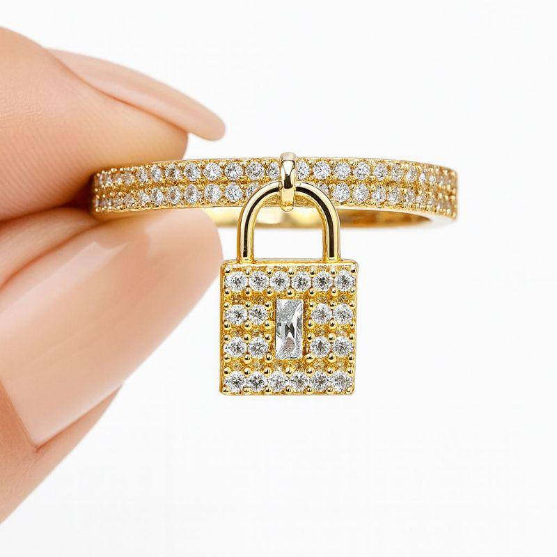 Anel Cravejado com Pingente Cadeado Cravejado Banhado a Ouro 18k