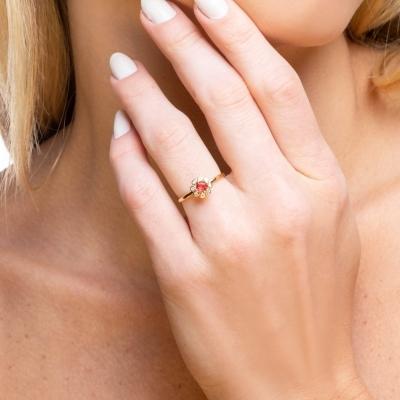 Anel Flor com miolo em zircônia rubi e pétalas em micro zircônias cristais Banhado a Ouro 18k