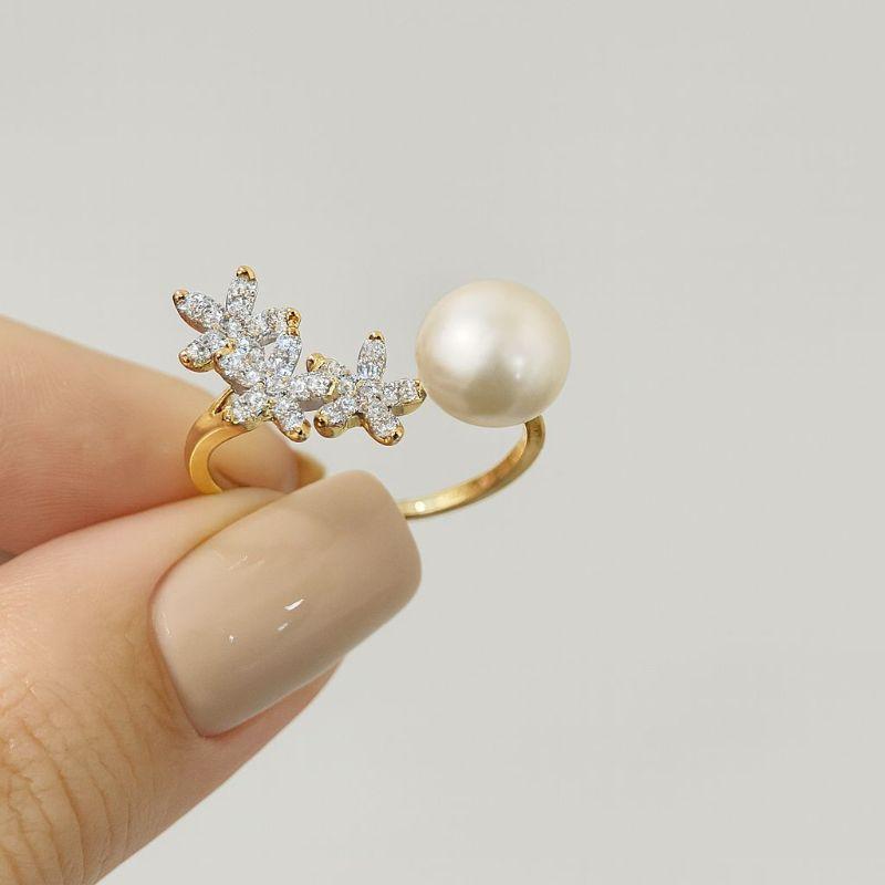 Anel Pérola Ajustável Três Flores Cravejado com Microzirconias Banhado a Ouro 18k