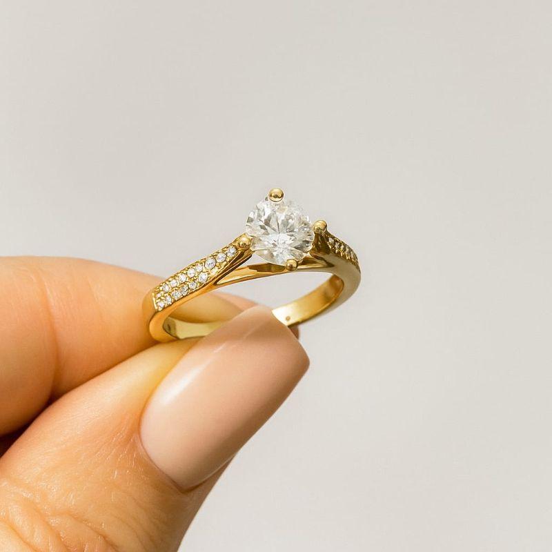 Anel Solitário Cravejado em Micro Zircônias Banhado a Ouro 18k