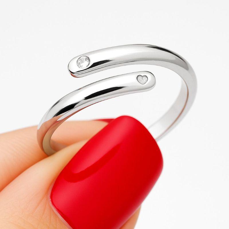 Anel Ajustável com uma Pedrinha de Zircônia Banhado a Ródio Branco