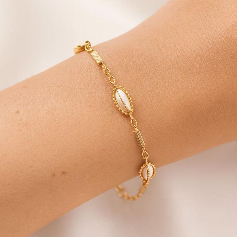 Pulseira Americana com Acessórios e Pérolas 17cm + 5cm Extensor Banhada a Ouro 18k