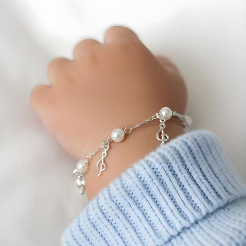 Pulseira Infantil Pérola com Pingentes Nota Musical 13cm Banhada a Ródio Branco