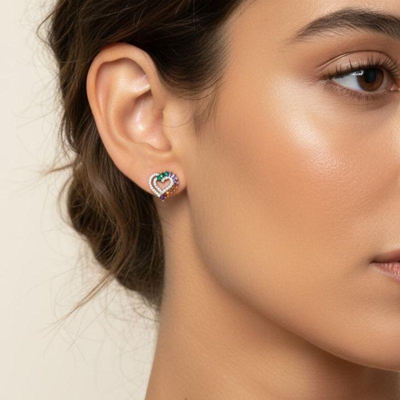 Brinco Coração Cravejado e com Cristais Color Banhado a Ouro 18k