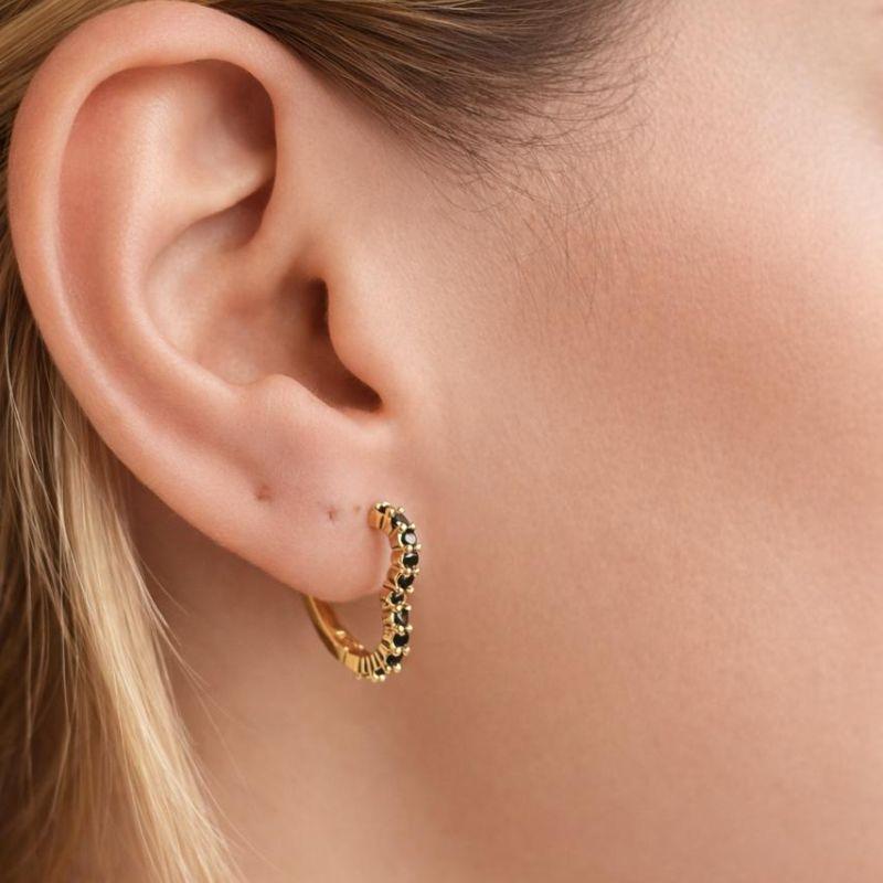 Brinco Argolinha Coração Cravejada em Zircônia Negra Banhada a Ouro 18k