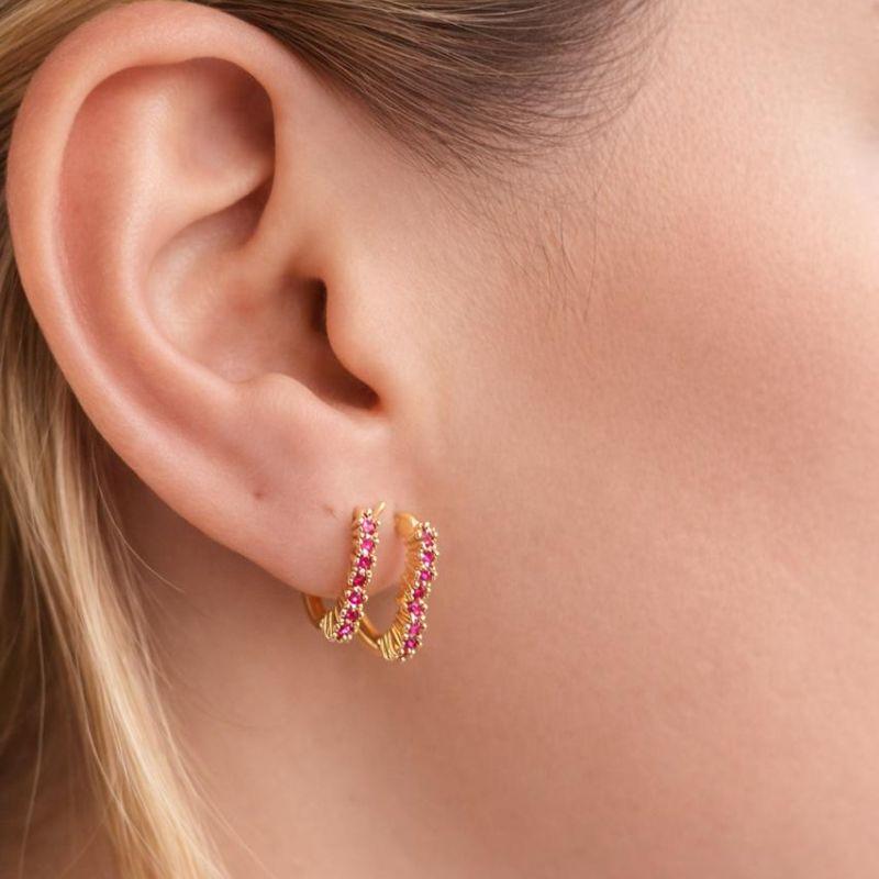 Brinco Duplo Meia Argolinha  Coração Cravejada em Zircônia Rubi Banhada a Ouro 18k