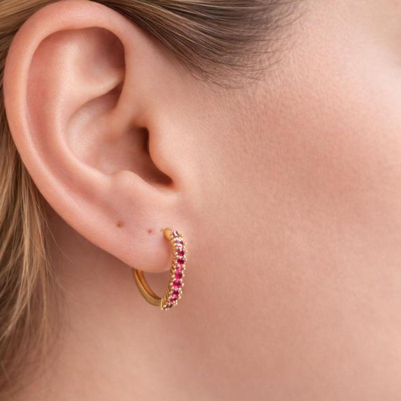 Brinco Meia Argolinha  Coração Cravejada em Zircônia Rubi Banhada a Ouro 18k