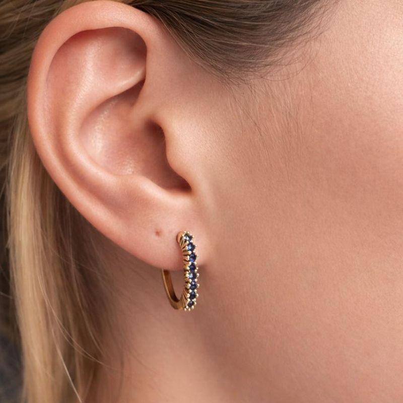 Brinco Meia Argolinha  Coração Cravejada em Zircônia Safira Banhada a Ouro 18k