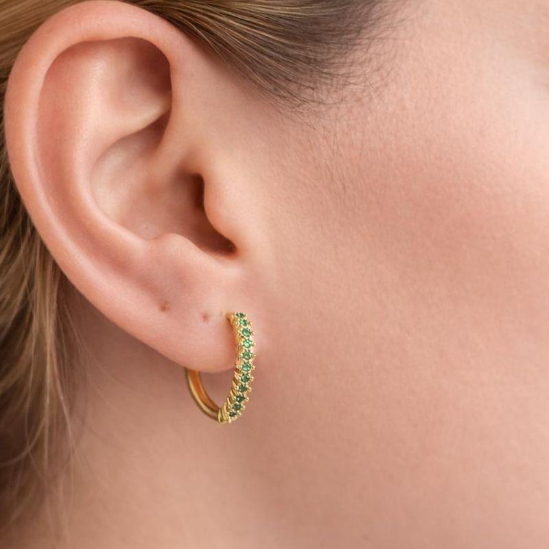 Brinco Meia Argolinha Oval Cravejada em Quartzo Verde Banhada a Ouro 18k