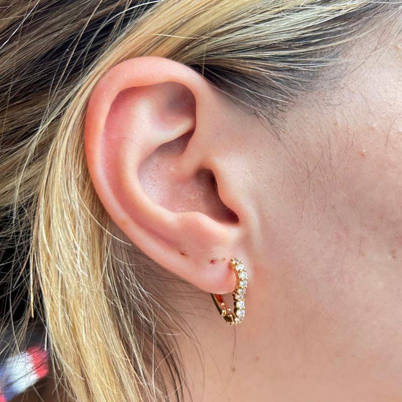 Brinco Argolinha  Coração Cravejada em Zircônia Cristal G Banhada a Ouro 18k