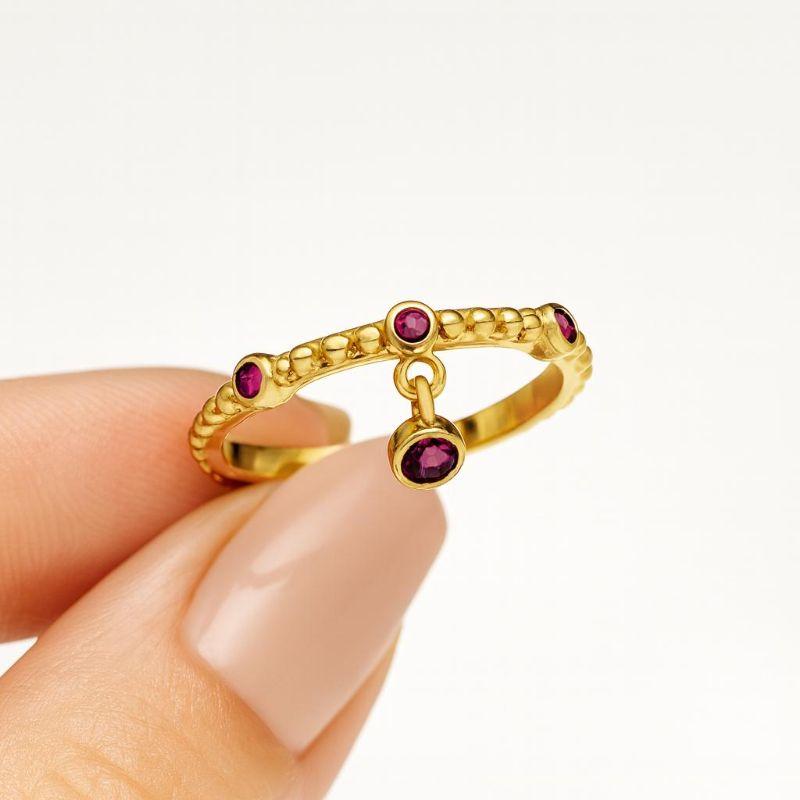 Anel com Aro de Bolinha e Três Pedrinhas de Cristal Rosa e Um Pingente Banhado a Ouro 18k