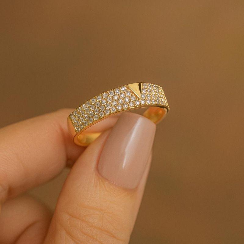 Anel Cravejado em Microzircônias e com Detalhe Triângulo Banhado a Ouro 18k