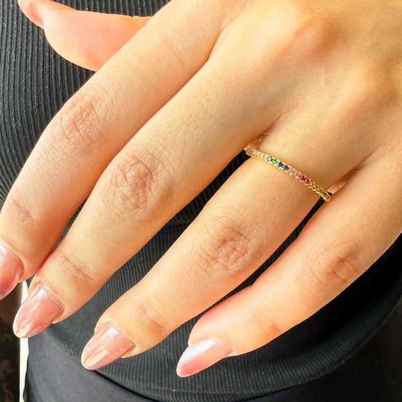 Anel Meia Aliança Cravejada em Micro Zircônias Coloridas Banhado a Ouro 18k