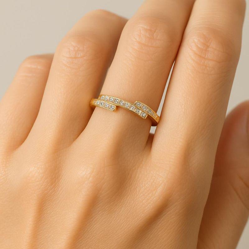 Anel Meia Aliança Escadinha Cravejada em Microzircônias Banhada a Ouro 18k