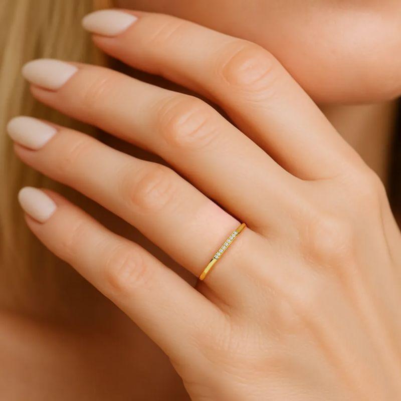 Anel  Contemporâneo com um Lado Cravejado Banhado a Ouro 18k