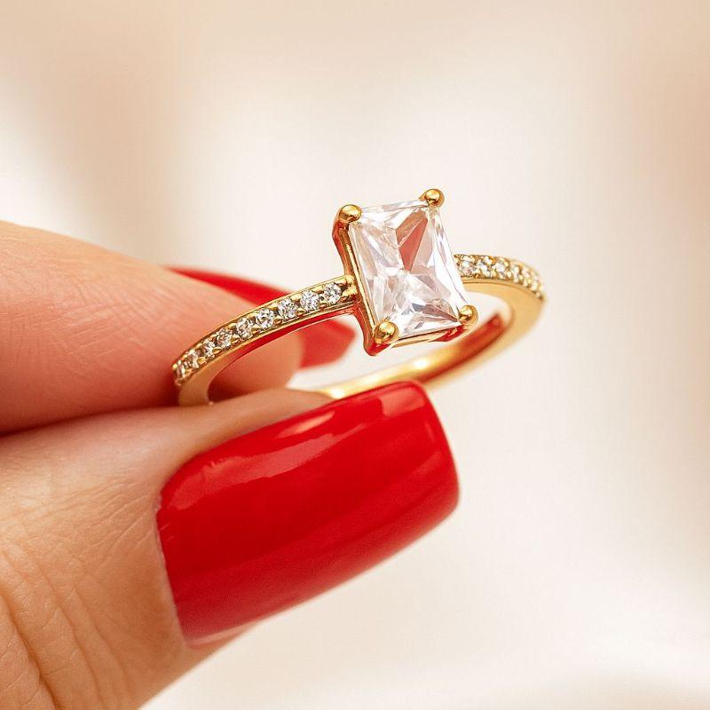 Anel Solitário Cravejado com Zircônia Retangular Banhado a Ouro 18k