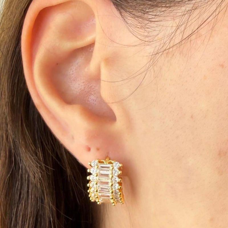 Brinco Argola Luxo com Zircônias Retangulares Central e Cravejadas na Lateral Banhada a Ouro 18k