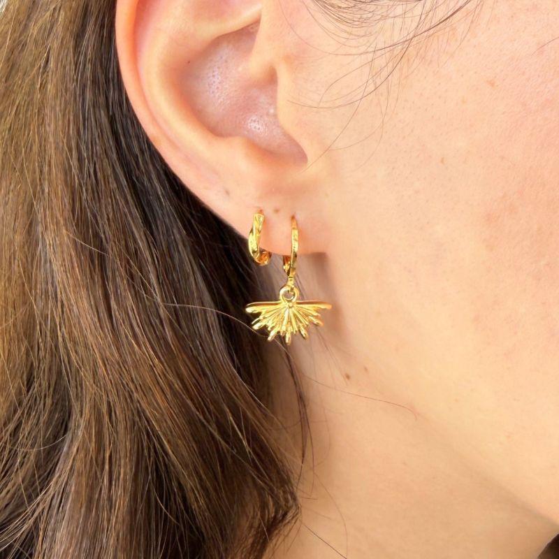 Brinco Argolinha Click com Pingente em Formato Leque Banhado a Ouro 18k