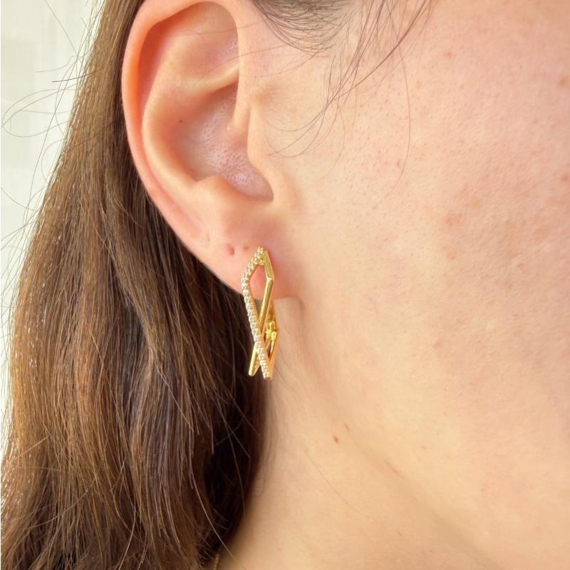 Brinco Geométrico com Fecho Click e um Lado Cravejado em Zircônias Banhado a Ouro 18k