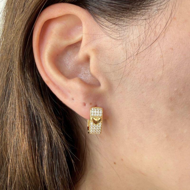 Brinco Retangular com Fecho Click, Cravejado em Zircônias e Detalhe Central de Coração Liso Banhado a Ouro 18k