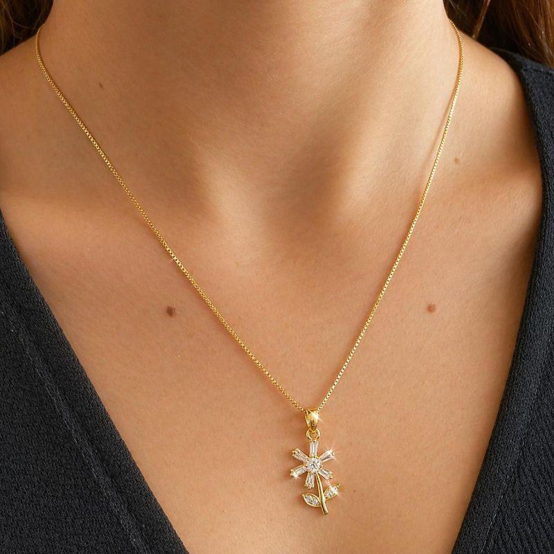 Colar Flor com Pétalas em Zircônias Baguetes e Micro Zircônias 45cm Banhada a Ouro 18k