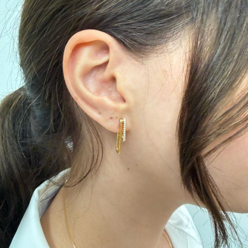 Brinco Argola Retangular com Uma Haste Cravejada de Zircônias Banhada a Ouro 18k