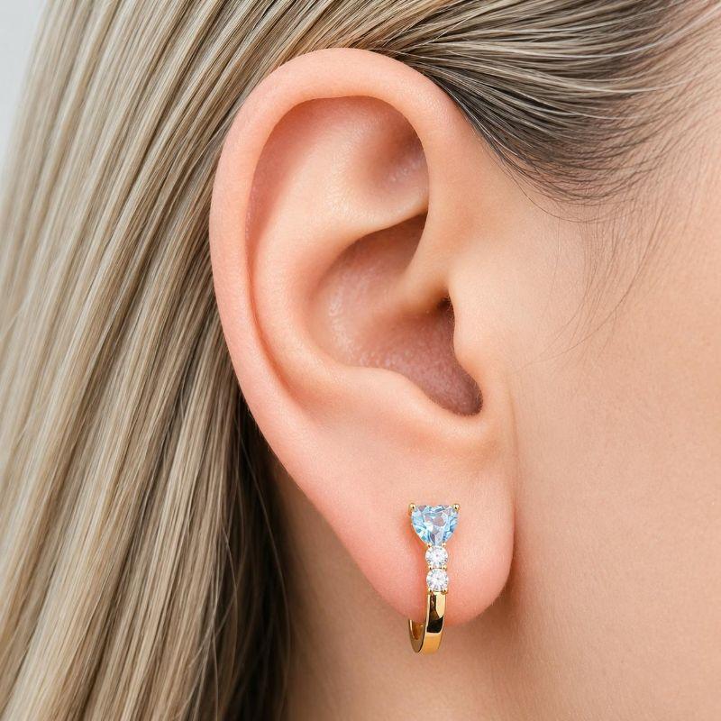 Brinco Argolinha com Coração Cristal Aquamarine e Duas Pedrinhas de Zircônia Banhada a Ouro 18k