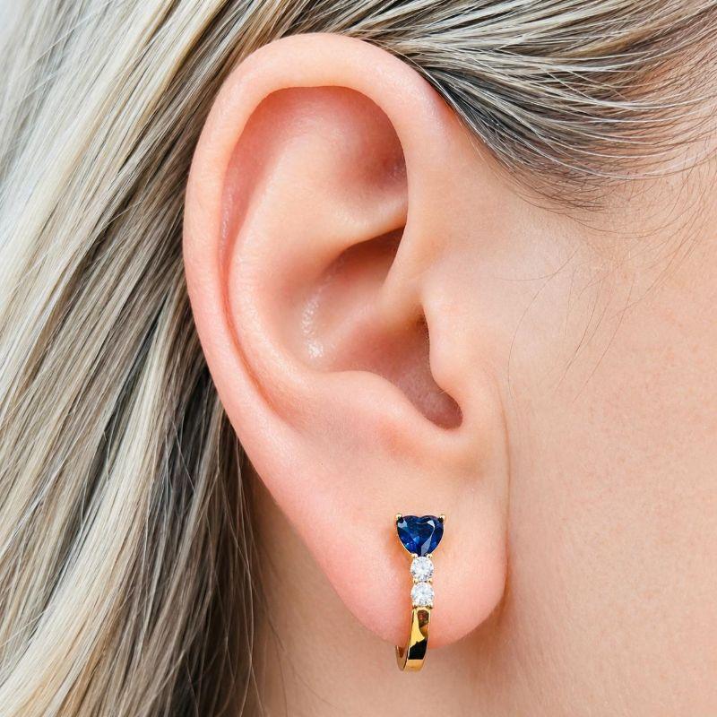 Brinco Argolinha com Coração Cristal Safira e Duas Pedrinhas de Zircônia Banhada a Ouro 18k