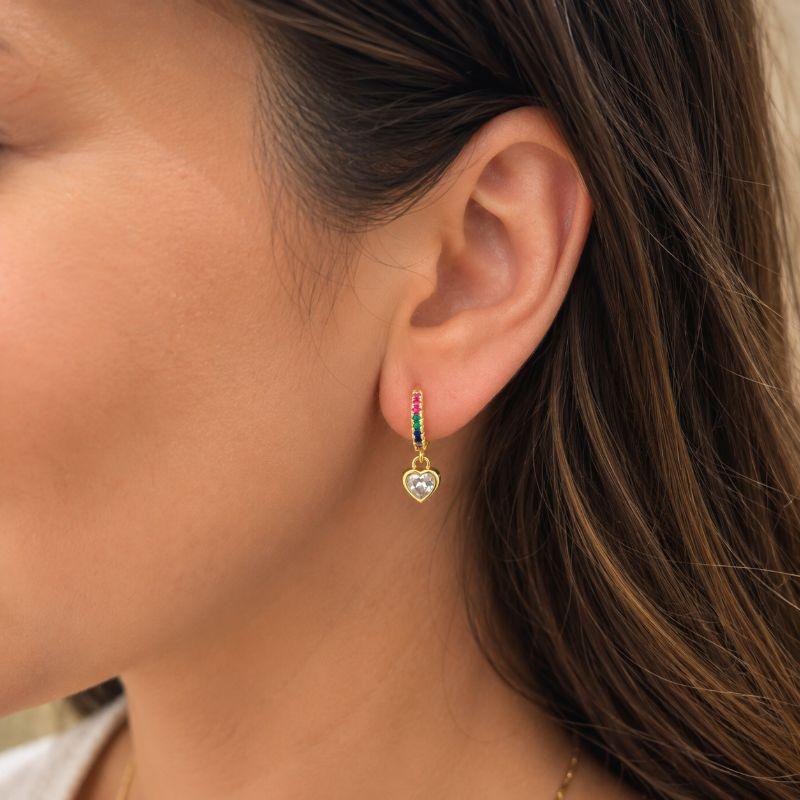 Brinco Argolinha Cravejada em Zircônia Colorida com Pingente Coração Cristal  Banhada a Ouro 18k
